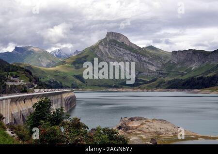 Le lac de Roselend est un bassin artificiel formé par le barrage du même nom, situé dans les Alpes de Haute-Savoie, à quelques kilomètres de l'Italie Banque D'Images