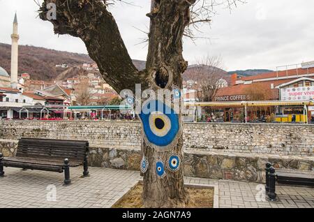 Prizren, Kosovo - 14 février , 2019: Couvertures tricotées en laine sur arbre Banque D'Images