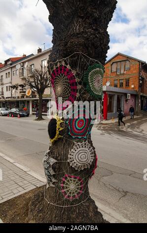 Prizren, Kosovo - 14 février , 2019: Couvertures tricotées en laine sur arbre Banque D'Images