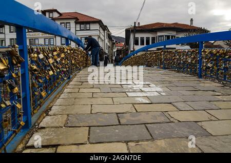 Prizren, Kosovo - 14 février 2019 : écluses d'amour sur le pont bleu Banque D'Images