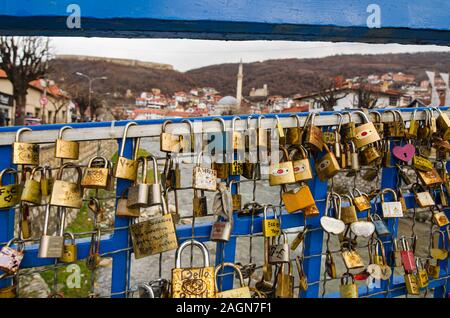 Prizren, Kosovo - 14 février 2019 : écluses d'amour sur le pont bleu Banque D'Images