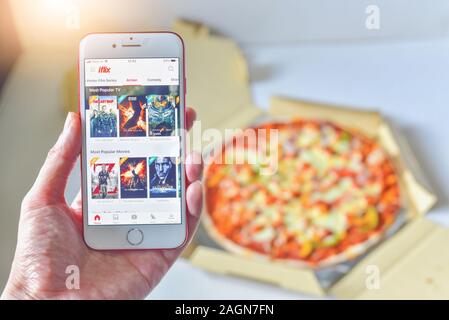 Application de streaming vidéo Iflix sur Smartphone avec Pizza en arrière-plan Banque D'Images