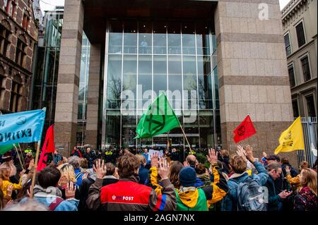 Activistes du climat se sont réunis en face de la Tweede Kamer pendant la démonstration.Les gens de plusieurs changements se sont réunis avec les yeux peints sur leurs mains symbolisant "nous vous observons'. De là ils marchèrent jusqu'à la Tweede Kamer, d'exiger des changements climatiques radicaux à l'action. En face de la Tweede Kamer, le groupe a procédé à la rébellion de l'Extinction du sang de performance de nos enfants est sur les gouvernements les mains. Banque D'Images