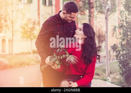 Couple charmant amoureux une tendre étreinte Profitez l'un de l'autre dans un chaud soleil lumière Banque D'Images