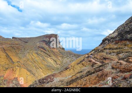 La Ponta de Sao Lourenço, Madeira, Portugal - Sep 12, 2019 : Superbe paysage volcanique entourée par l'océan Atlantique. Les hommes sur le chemin sur les falaises. Des sentiers de randonnée sur les rochers. Banque D'Images