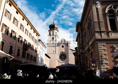 Trento, Italie - 20 décembre 2019 : Trento san virgilio dome façade Vue de face avec Bell Tower pendant jour ensoleillé avec passages nuageux ciel bleu et de noël d Banque D'Images