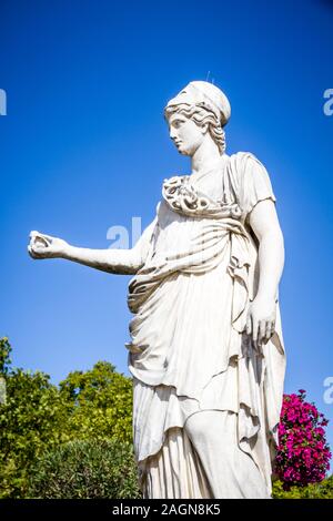 Statue de Minerve, aussi assimilé à Athéna dans les jardins du Luxembourg, Paris, France Banque D'Images