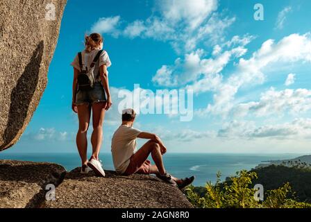 Beau couple de randonneurs se dresse sur la montagne à big rock et à la recherche en mer et jungle Banque D'Images