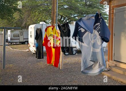 NM00186-00...NOUVEAU MEXIQUE - vêtements rincés et mis sur la ligne sèche rapidement dans l'air chaud de l'Chiricaha désert près de Silver City. Banque D'Images