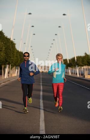 Jeune couple jogging, Alicante, Espagne Banque D'Images