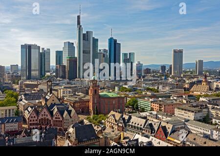 Francfort, Allemagne - 15 SEPTEMBRE : vue aérienne sur Frankfurt , Allemagne le 15 septembre 2019. Foto pris de Kaiserdom avec vue sur le sykscrapers. Banque D'Images
