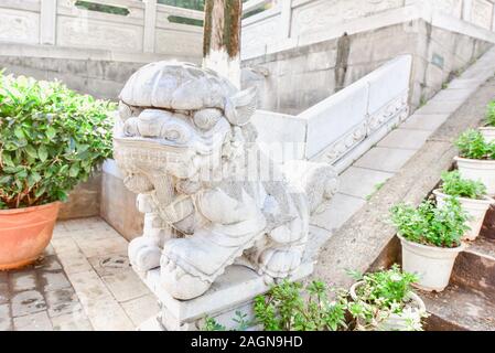 Sculpture Du Lion Guardian Chinois À Stair Handrail À Kunming, Chine Banque D'Images