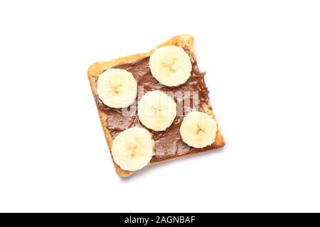 Toast avec crème au chocolat et des tranches de banane isolé sur fond blanc Banque D'Images