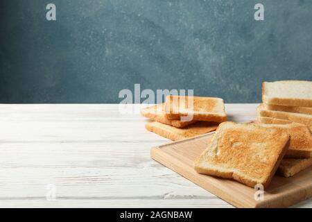 Toasts avec du blanc sur fond de bois, de l'espace pour le texte Banque D'Images