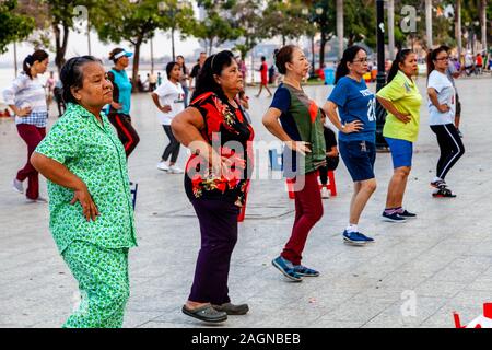 Des femmes de prendre part à un exercice d'aérobic en plein air/Classe, Phnom Penh, Cambodge. Banque D'Images