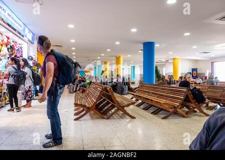 Belize City, Belize - 18 novembre, 2019. Les passagers en attente de leurs vols à l'intérieur de Philip Goldson international S W L'aéroport. Banque D'Images