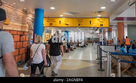 Belize City, Belize - 18 novembre, 2019. Les passagers en attente de leurs vols à l'intérieur de Philip Goldson international S W L'aéroport. Banque D'Images