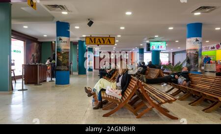 Belize City, Belize - 18 novembre, 2019. Les passagers en attente de leurs vols à l'intérieur de Philip Goldson international S W L'aéroport. Banque D'Images