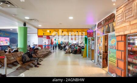 Belize City, Belize - 18 novembre, 2019. Les passagers en attente de leurs vols à l'intérieur de Philip Goldson international S W L'aéroport. Banque D'Images