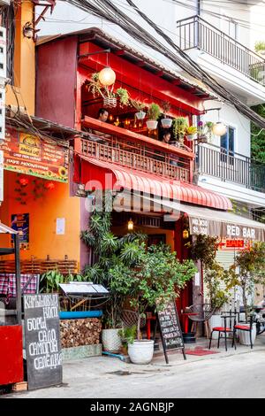 La barre rouge, Bassac Lane, Phnom Penh, Cambodge. Banque D'Images