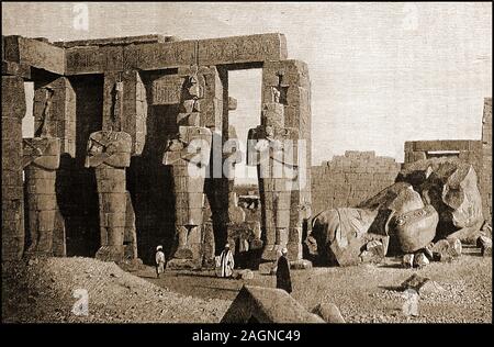 Thèbes - une gravure du 19e siècle du Temple ou 'Ramesseum', un mausolée pour Ramsès II, avec sa statue tombée à droite. Banque D'Images