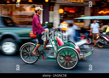 Un Pedicab Driver à la clientèle, Phnom Penh, Cambodge. Banque D'Images