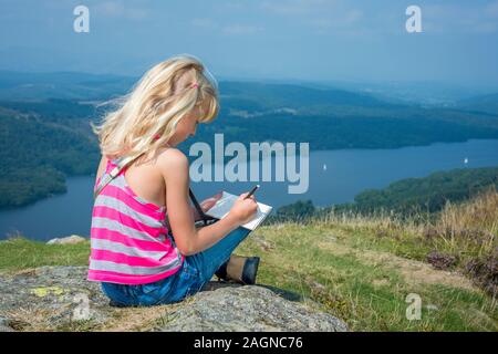 Jeune fille mode dessin, regardant vers le bas sur le lac Windermere de Gummer's comment, Lake District, Cumbria, England, UK Banque D'Images