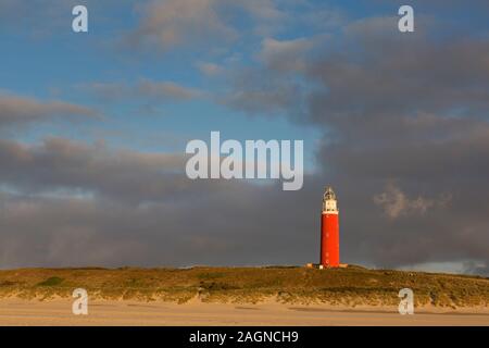 Le Phare dans les dunes Eierland pendant un temps orageux sur l'extrémité nord de l'île néerlandaise de Texel, Noord-Holland, les Pays-Bas Banque D'Images