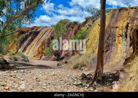 L'Australie, NT, l'ocre des fosses dans West McDonnell Range national park, ocre utilisé par les gens pour les cérémonies aborigènes Banque D'Images