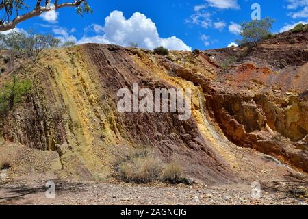 L'Australie, NT, l'ocre des fosses dans West McDonnell Range national park, ocre utilisé par les gens pour les cérémonies aborigènes Banque D'Images