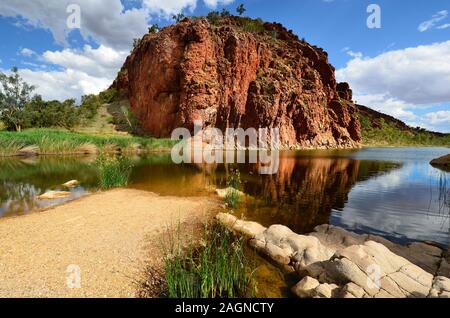 L'Australie, NT, Glen Helen à West McDonnell Range national park, endroit agréable pour se détendre et nager dans l'outback australiens Banque D'Images