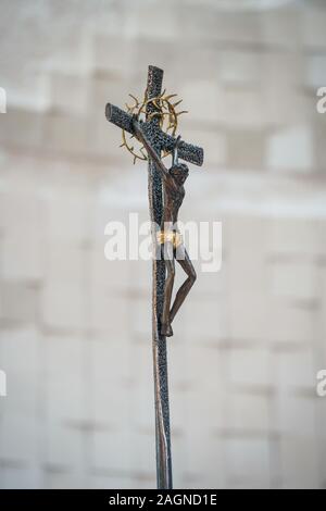 Photo verticale sélective d'une statue représentant Jésus-Christ sur la croix Banque D'Images