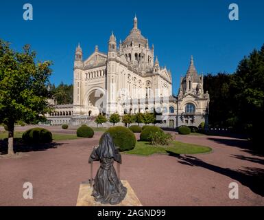 Europe, France, Normandie, Lisieux, la basilique de Sainte-Thérèse de Lisieux Banque D'Images