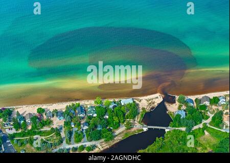 L'acide tannique (tanins) causé tache brune de décharge du lac et de la rivière près de Lincoln Ludington, Michigan, USA. Banque D'Images