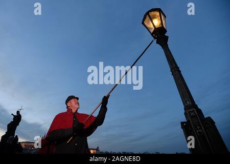 Prague, République tchèque. 18Th Oct, 2019. Le Lamplighter Jan Zakovec s'allume gaz traditionnel éclairages sur le Pont Charles, dans le centre de Prague, en République tchèque, le vendredi, Décembre 20, 2019. Credit : Ondrej Deml/CTK Photo/Alamy Live News Banque D'Images