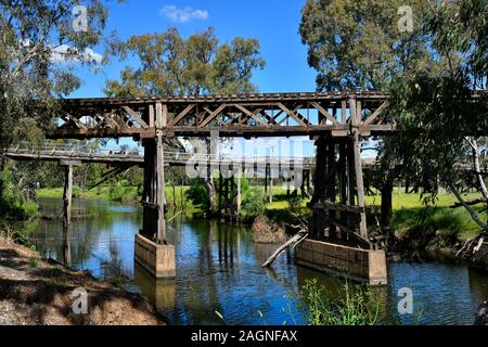 L'Australie, ponts ferroviaires historiques en bois dans la région de Gundagai Banque D'Images