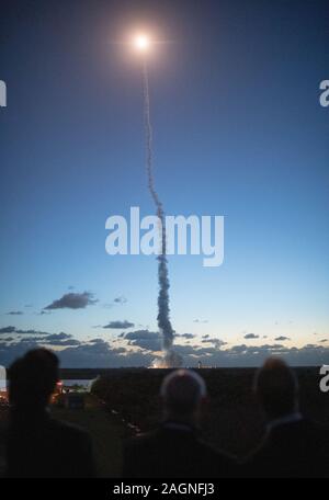 Cap Canaveral, États-Unis. 18Th Oct, 2019. Floride Gov. Ron DeSantis (R), gauche, Bruno Tory, président et chef de la direction de United Launch Alliance, et l'administrateur de la NASA Jim Bridenstine watch en tant qu'Alliance Lancement fusée Atlas V-100 de Boeing avec l'engin spatial à bord de la CST Starliner lance à partir de l'espace complexe de lancement 41 à Cap Canaveral Air Force Station, le 20 décembre 2019, à partir de la NASA's Kennedy Space Center en Floride. Credit : UPI/Alamy Live News Banque D'Images