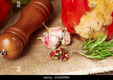 Différents légumes dans un pot préparé pour la mise en conserve domestique Banque D'Images