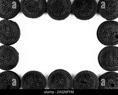 Un cadre fait de sandwich cookies sur fond blanc Banque D'Images