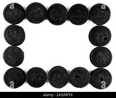 Un cadre fait de sandwich cookies sur fond blanc Banque D'Images