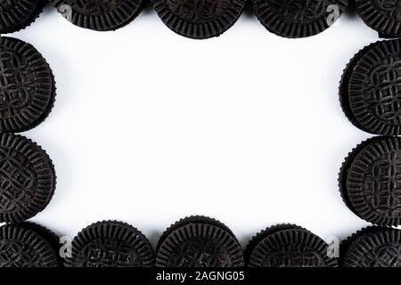 Un cadre fait de sandwich cookies sur fond blanc Banque D'Images