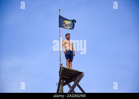 NEGRIL, JAMAÏQUE - Aug 05, 2016 : Ricks Café, Negril, Jamaïque - Août 2016 : David Colturi Red Bull Cliff diver hors plate-forme de saut Banque D'Images