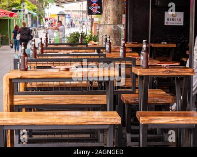 Istanbul, Turquie - Octobre 2019 : tables chaises en bois sidewalk cafe prêt à servir Banque D'Images