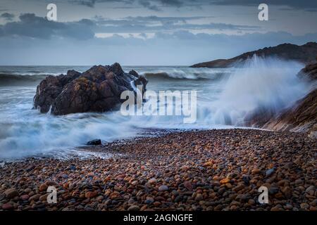 Le fracas des vagues sur Rotherslade Bay Banque D'Images