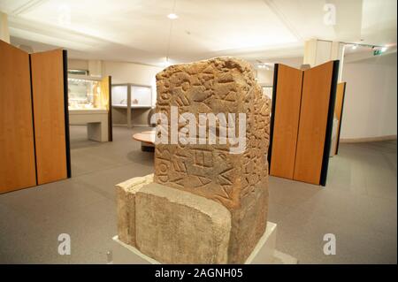 Italie, Rome, Thermes de Dioclétien, Musée national romain, cippus du Lapis Niger dans le Forum romain, la plus ancienne inscription latine sur pierre Banque D'Images