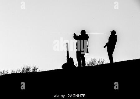 Une image en noir et blanc d'un photographe qui se profile sur une colline. Banque D'Images