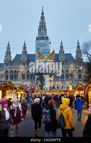 Marché de Noël de Vienne - les gens font du shopping au crépuscule, le marché de Noël de Rathaus, Rathausplatz, Vienne Autriche Europe Banque D'Images