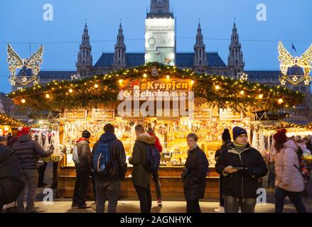 Marché de Noël de Vienne - les gens font du shopping le soir, le marché de Noël de Rathaus, Vienne Autriche Europe Banque D'Images