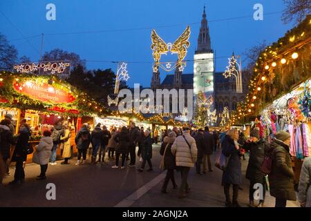 Marché de Noël de Vienne - les gens font du shopping au crépuscule, le marché de Noël de Rathaus, Rathausplatz, Vienne Autriche Europe Banque D'Images