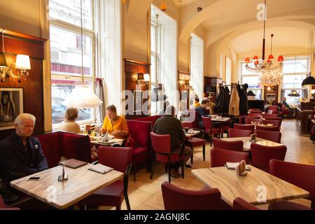 Café Diglas Vienne intérieur, les gens manger et boire dans l'une des maisons de café bien connues de Vienne Autriche Banque D'Images